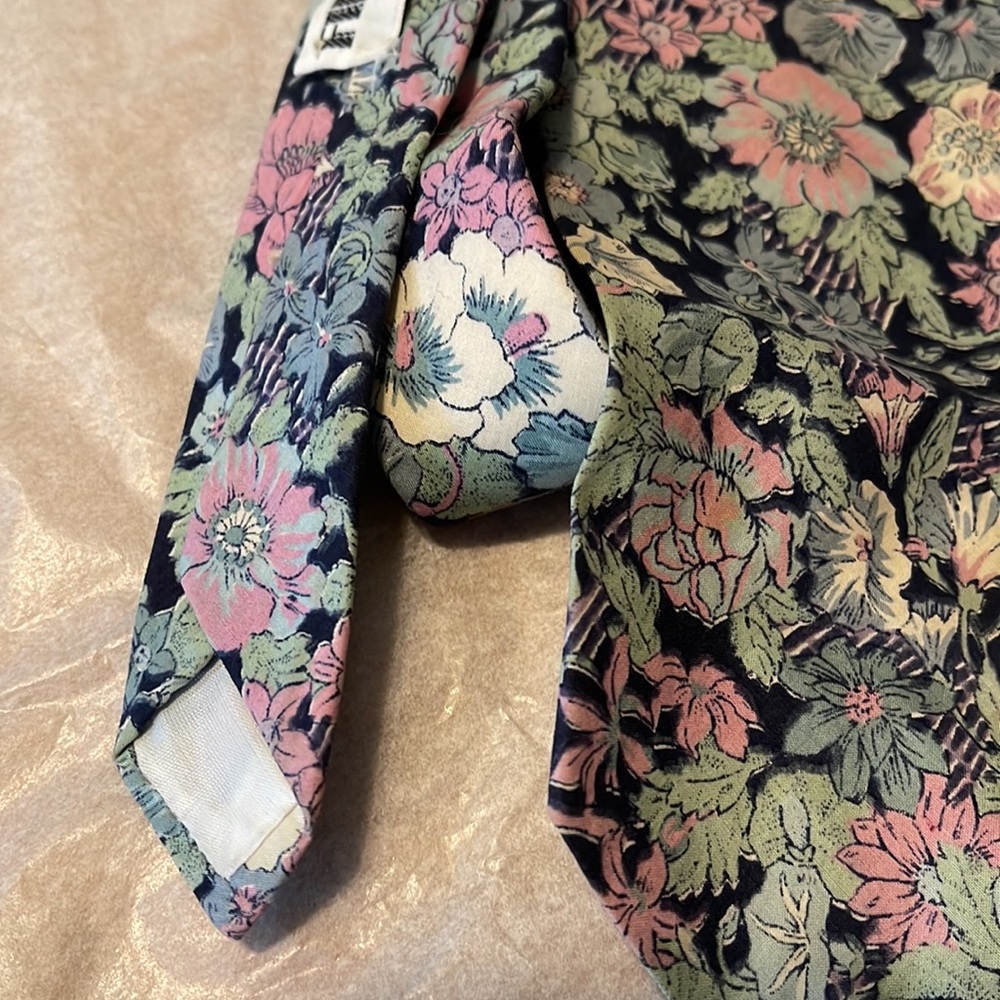 Used tie - Picture 10 of 10